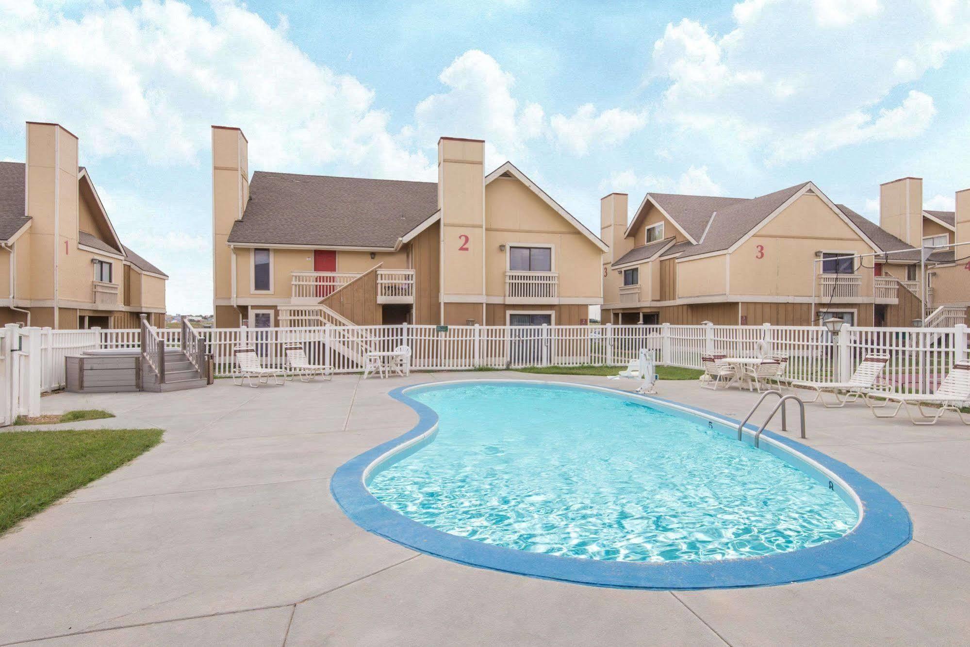 Hawthorn Extended Stay By Wyndham Wichita Exterior photo